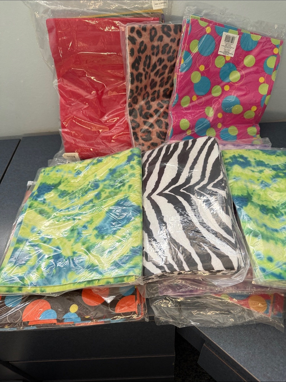 13 packs of assorted 9x12 inch felt. Assorted colors and patterns. Brand new!